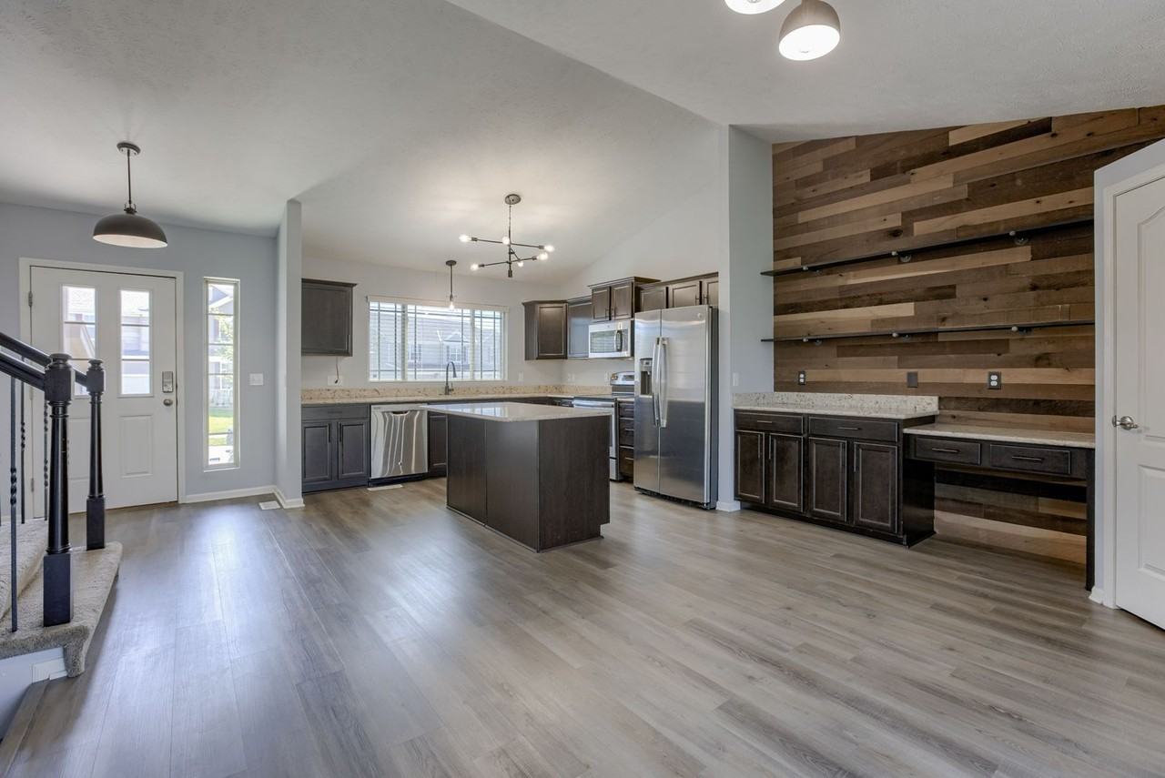 8926 N 159th Ave - Photo 5 of 25