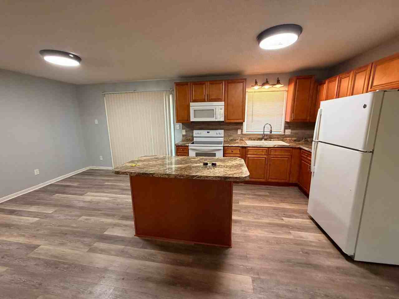 6030 Lexington Dr - Photo 3 of 7