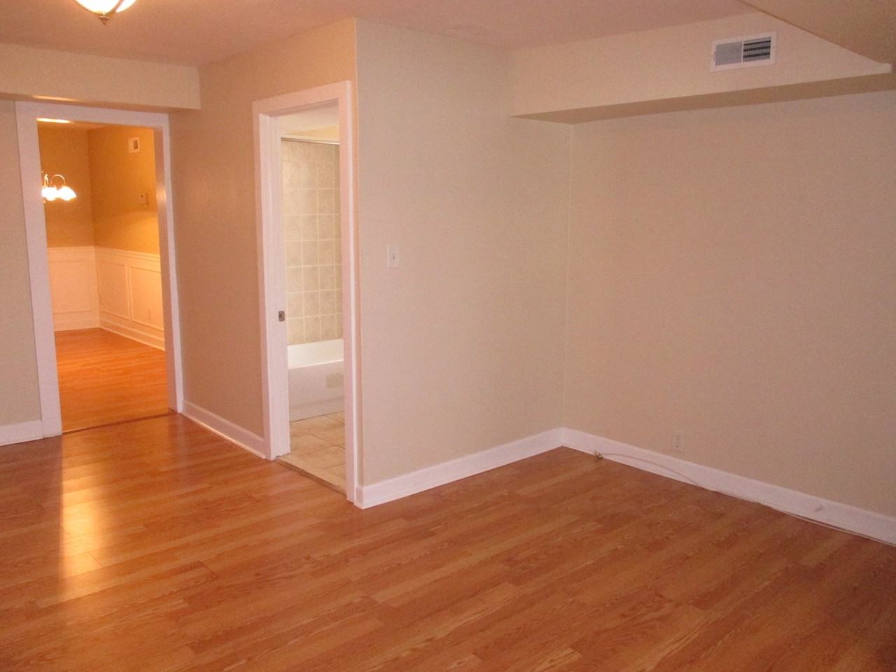 3539 Falls Rd - Photo 4 of 27