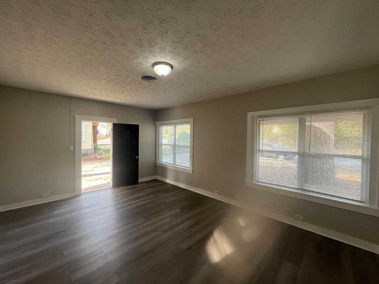 2616 Marion St - Photo 4 of 19