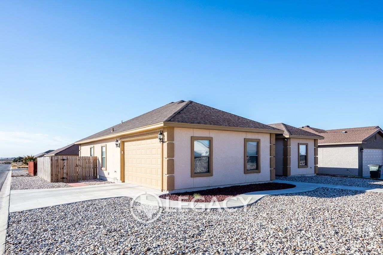 300 Don Martin - Photo 2 of 24