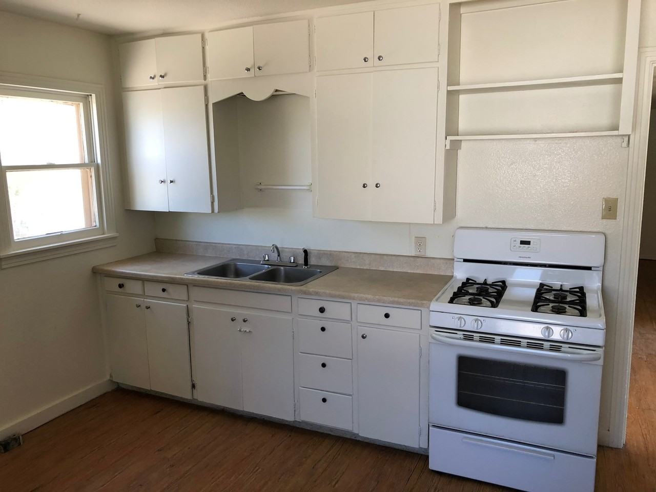 1027 Crescent Dr - Photo 2 of 10