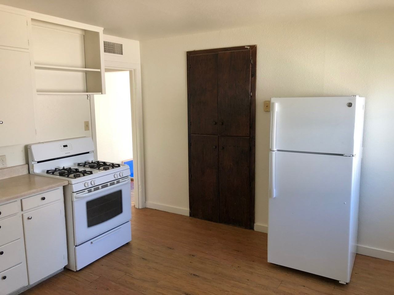 1027 Crescent Dr - Photo 3 of 10