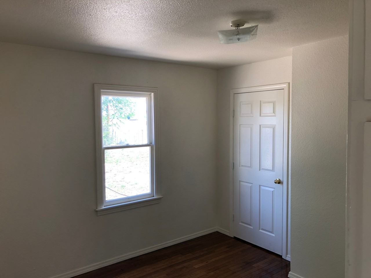 1027 Crescent Dr - Photo 4 of 10