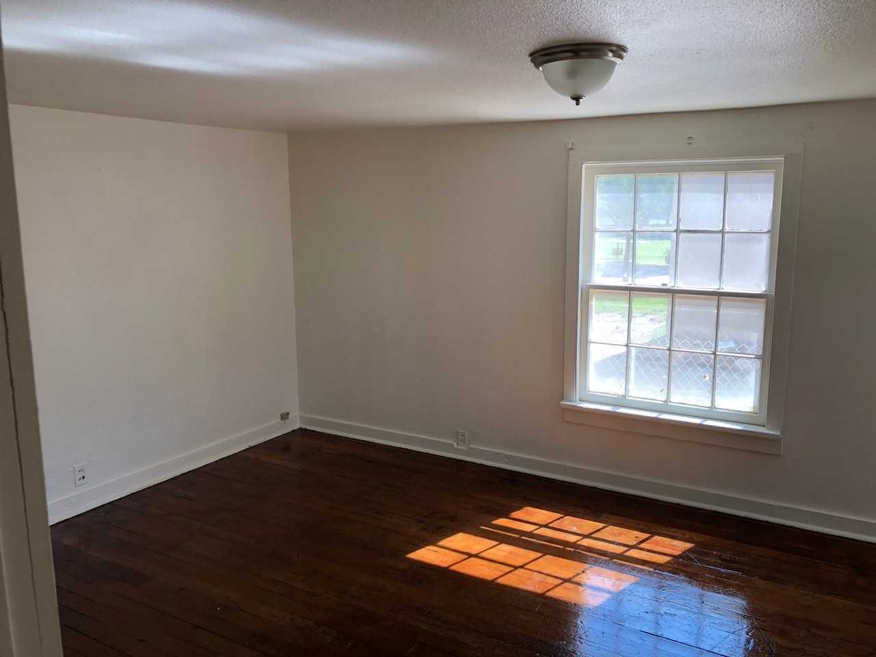 1027 Crescent Dr - Photo 5 of 10