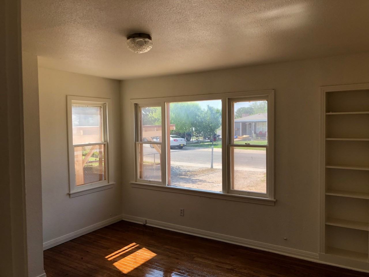 1027 Crescent Dr - Photo 7 of 10