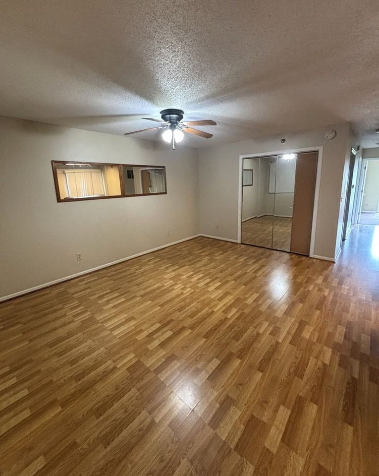 921 W 20th Street - Photo 3 of 29