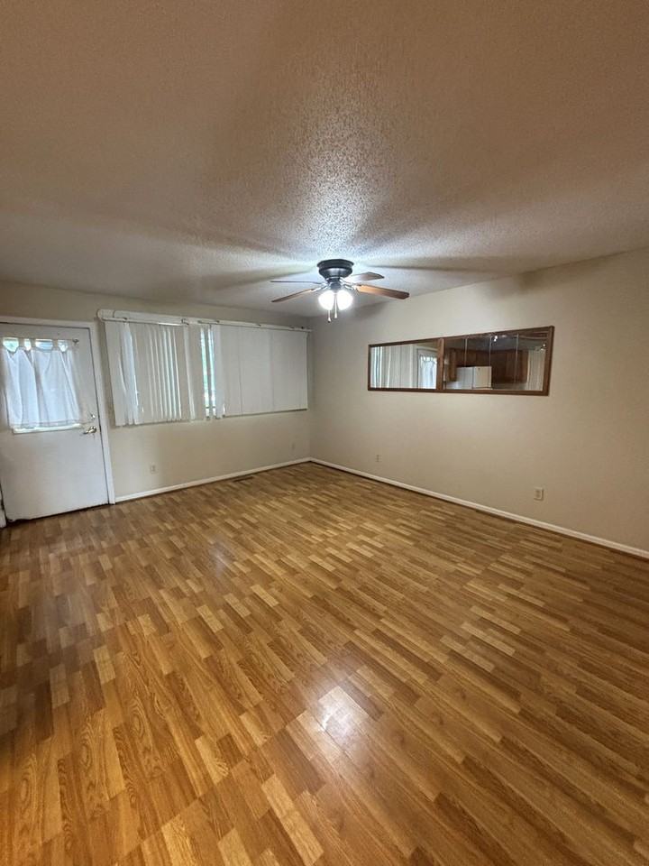 921 W 20th Street - Photo 4 of 29