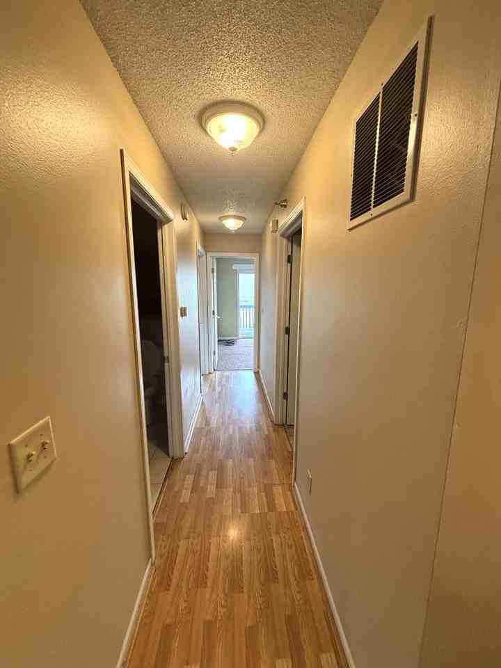 921 W 20th Street - Photo 5 of 29