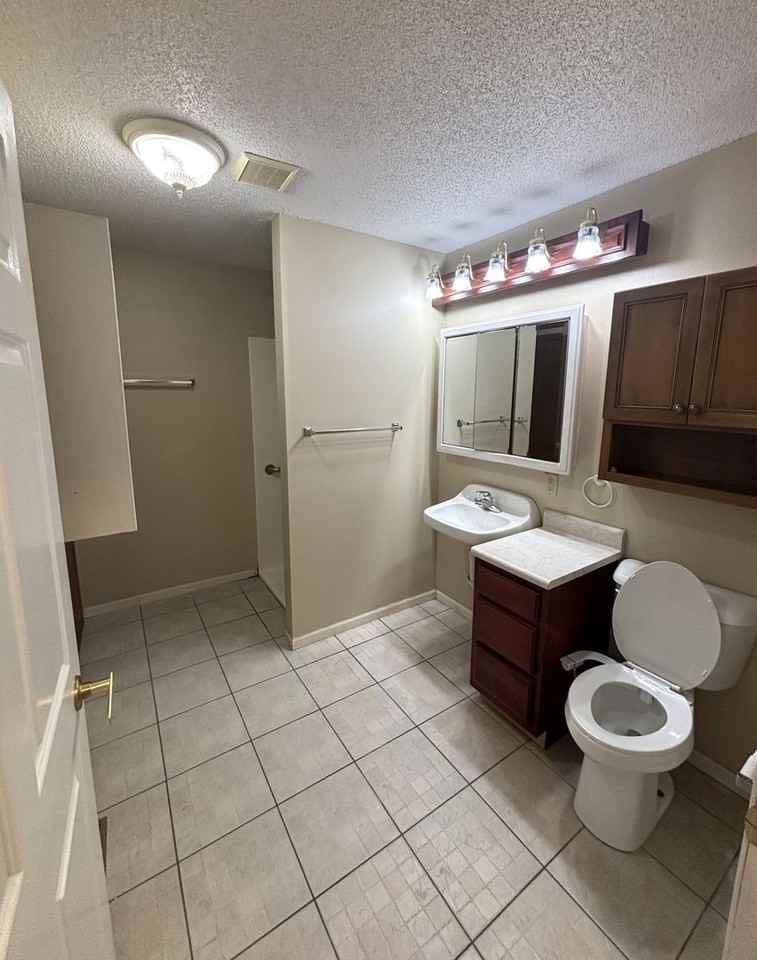 921 W 20th Street - Photo 6 of 29