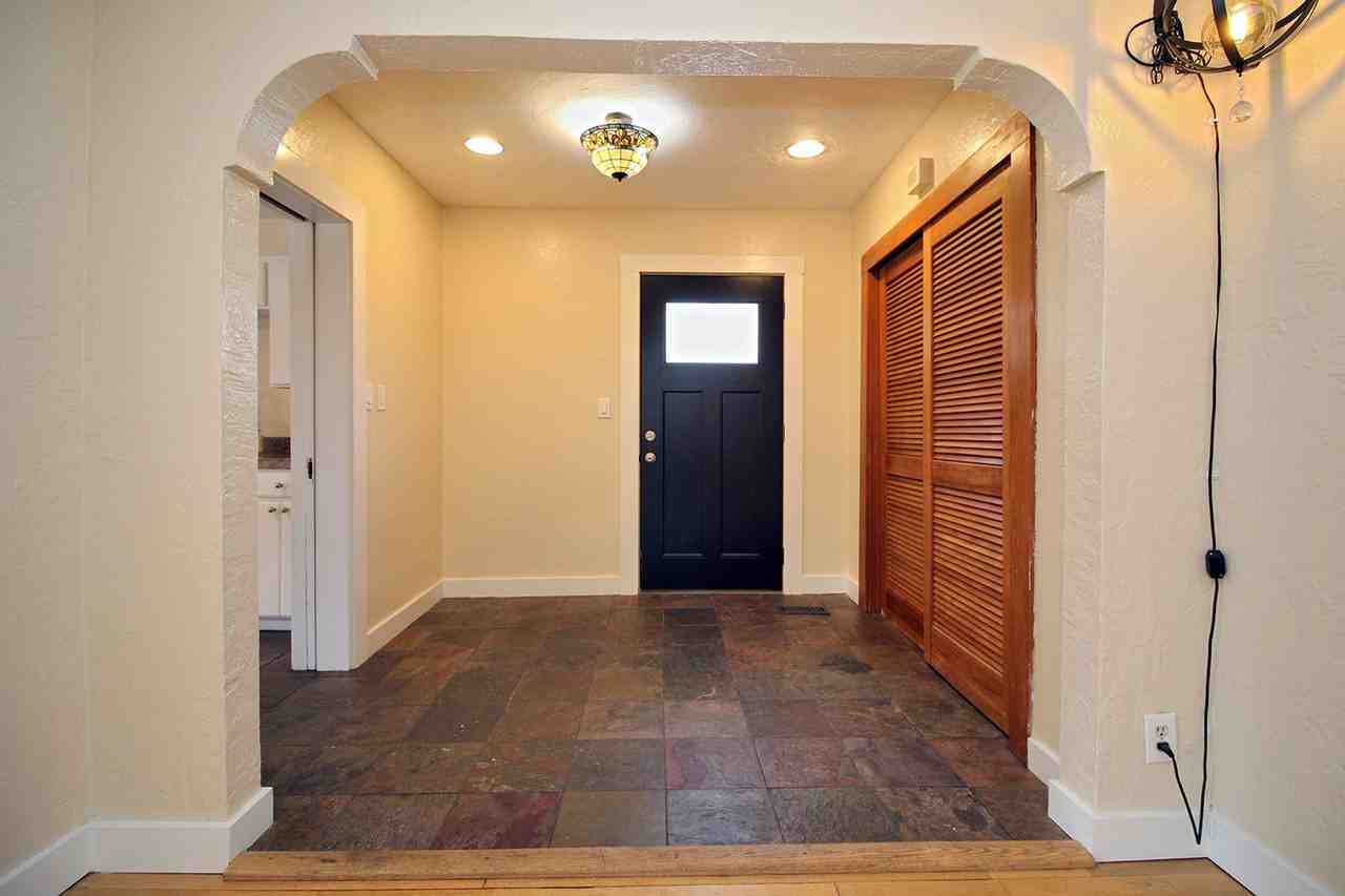 320 Sw Carson St - Photo 3 of 26