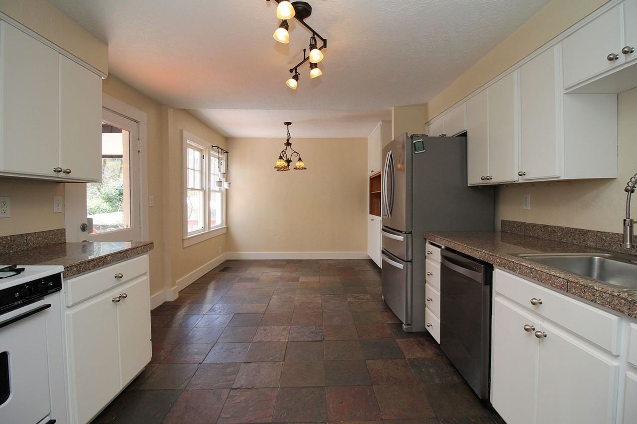 320 Sw Carson St - Photo 6 of 26