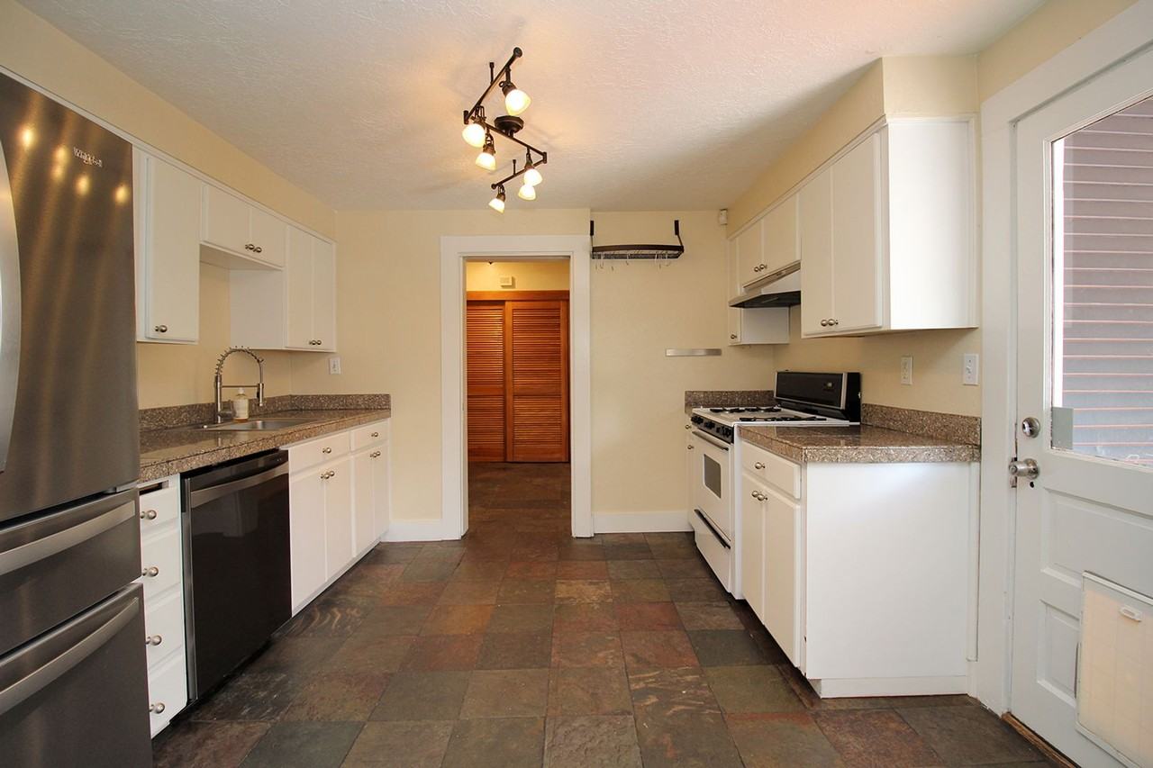 320 Sw Carson St - Photo 7 of 26