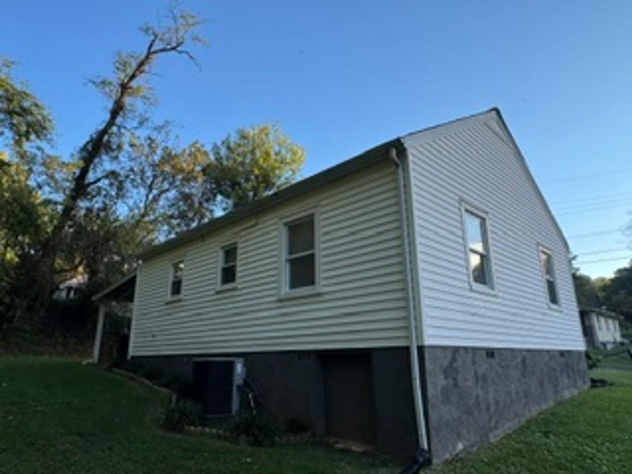 928 Hall St - Photo 2 of 12