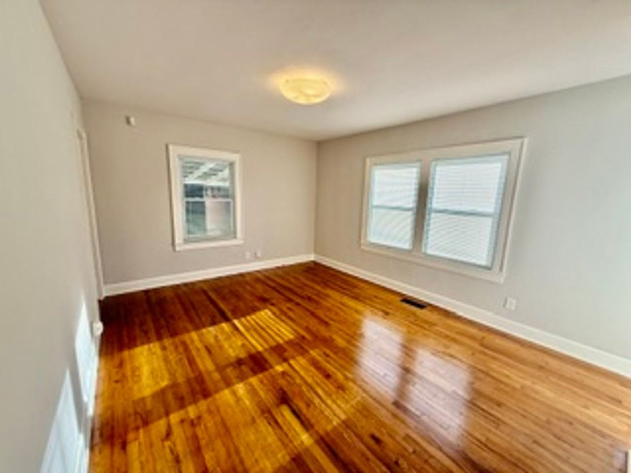 928 Hall St - Photo 5 of 12