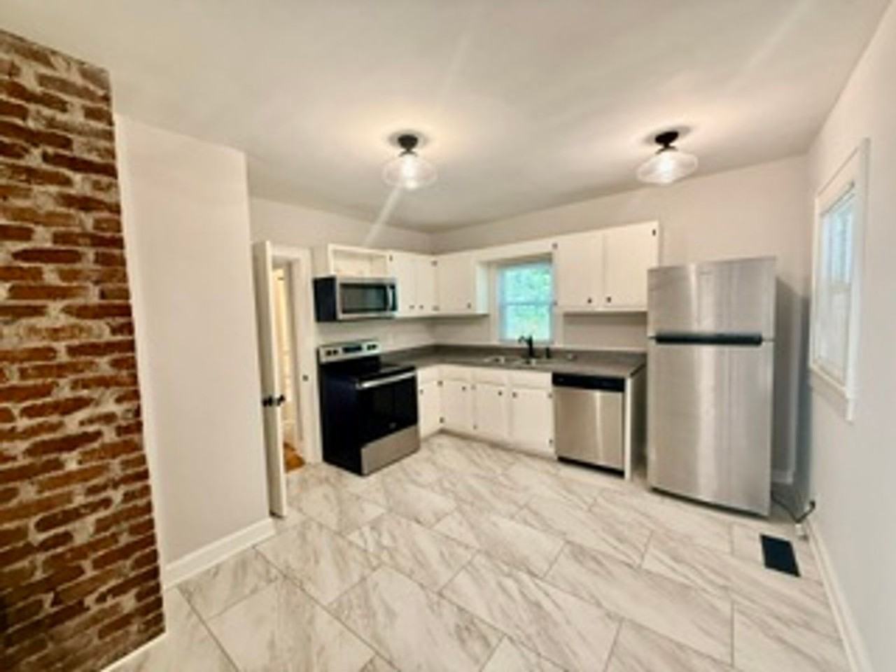 928 Hall St - Photo 6 of 12
