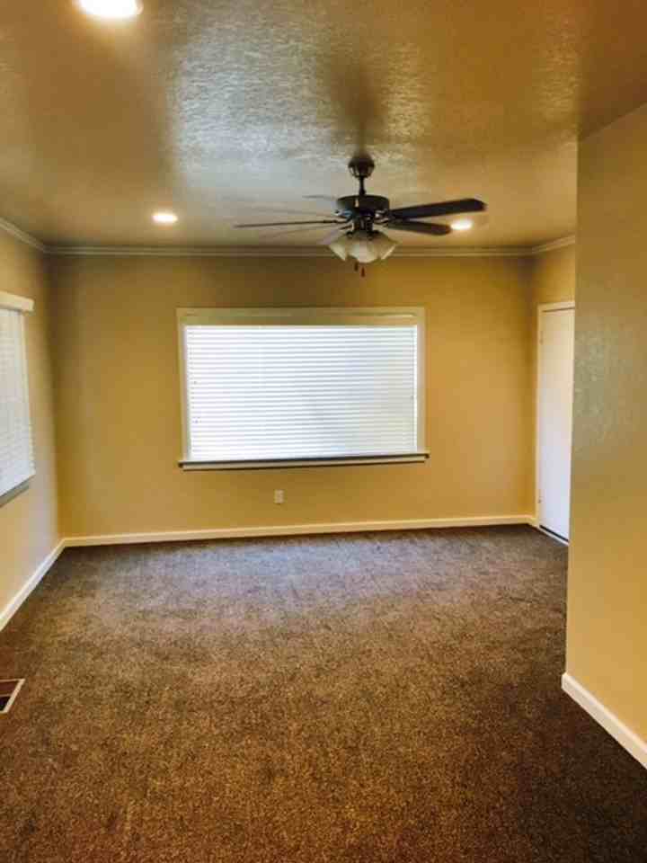 224 N Van Ness Ave - Photo 4 of 12