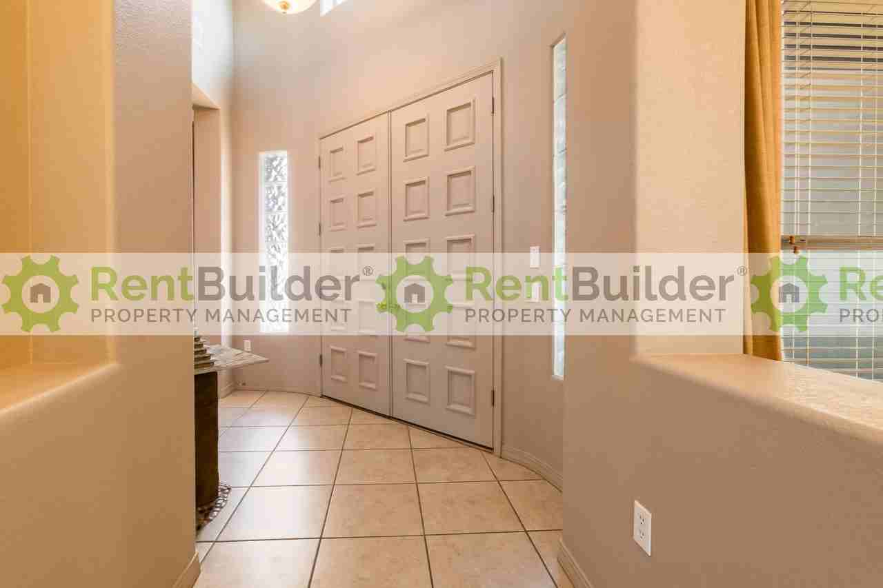 2804 Vista De Colinas Ct Se - Photo 2 of 26