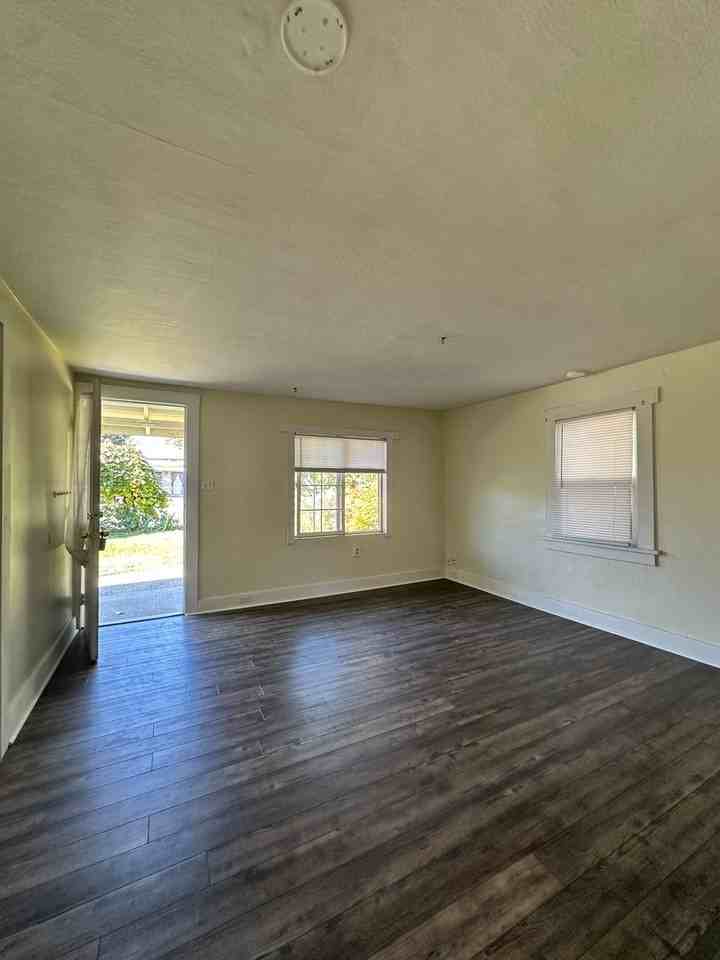 1007 Walker Ave - Photo 3 of 12