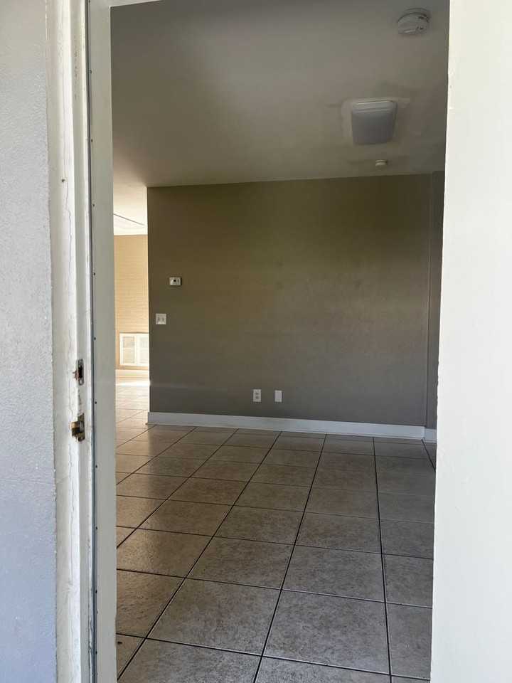 4920 York St - Photo 5 of 16