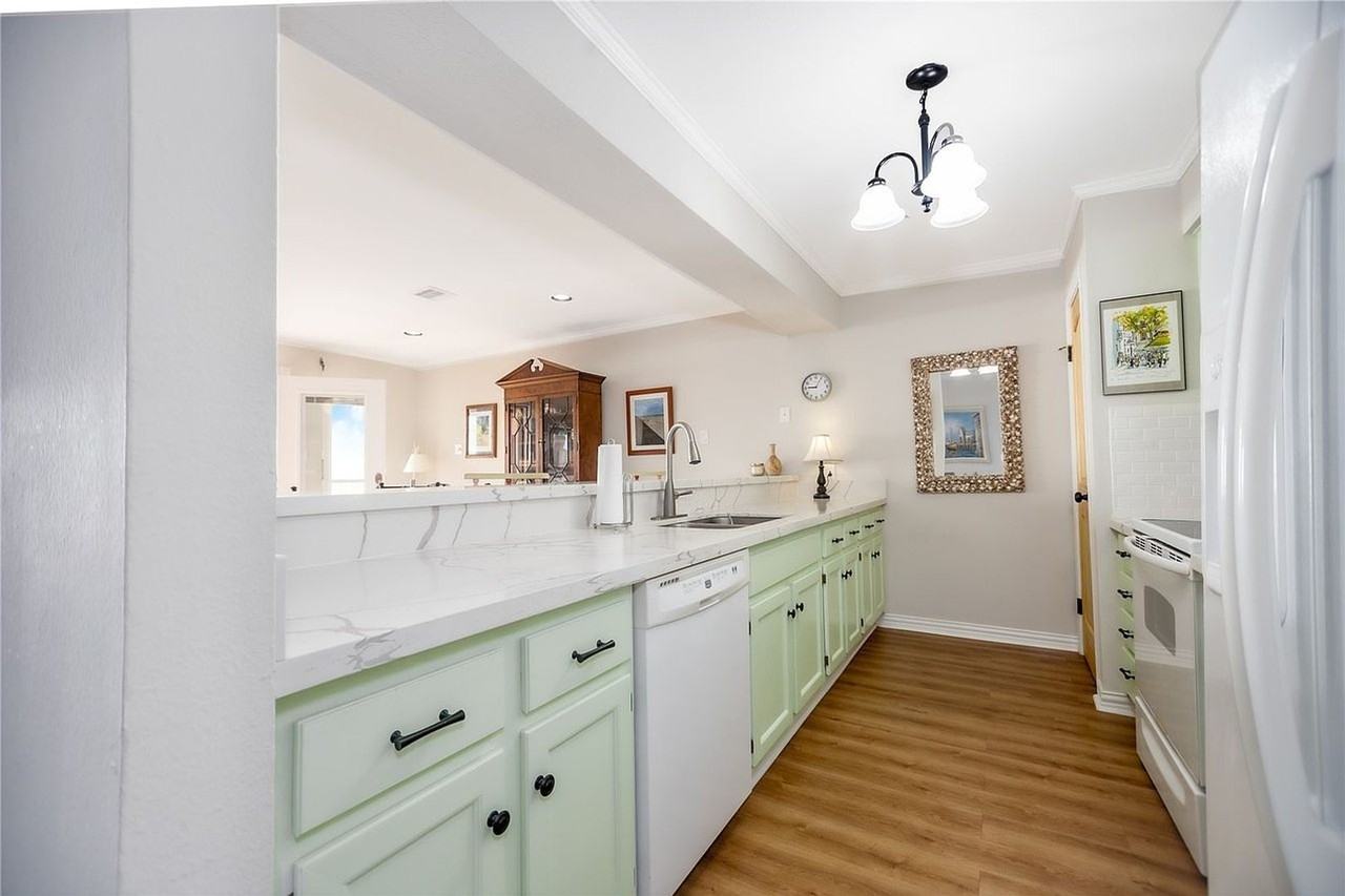 8316 Seawall Blvd #5 - Photo 7 of 28