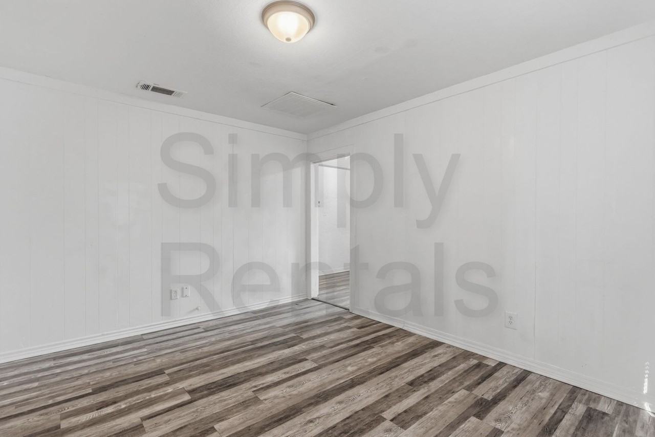 834 Brinker St - Photo 5 of 23
