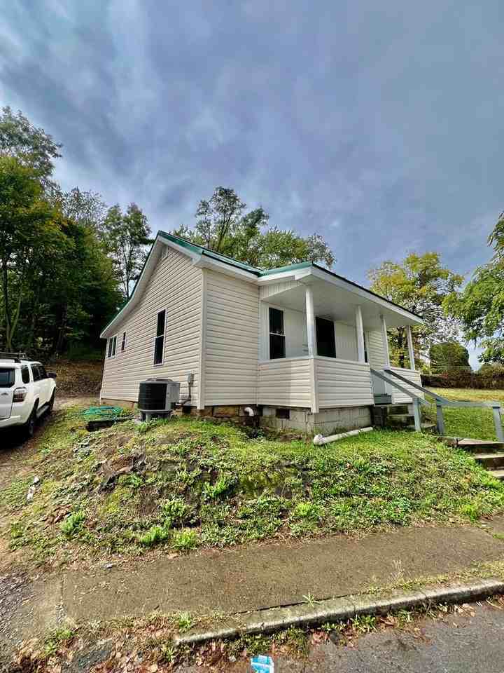 400 White Ave - Photo 3 of 16