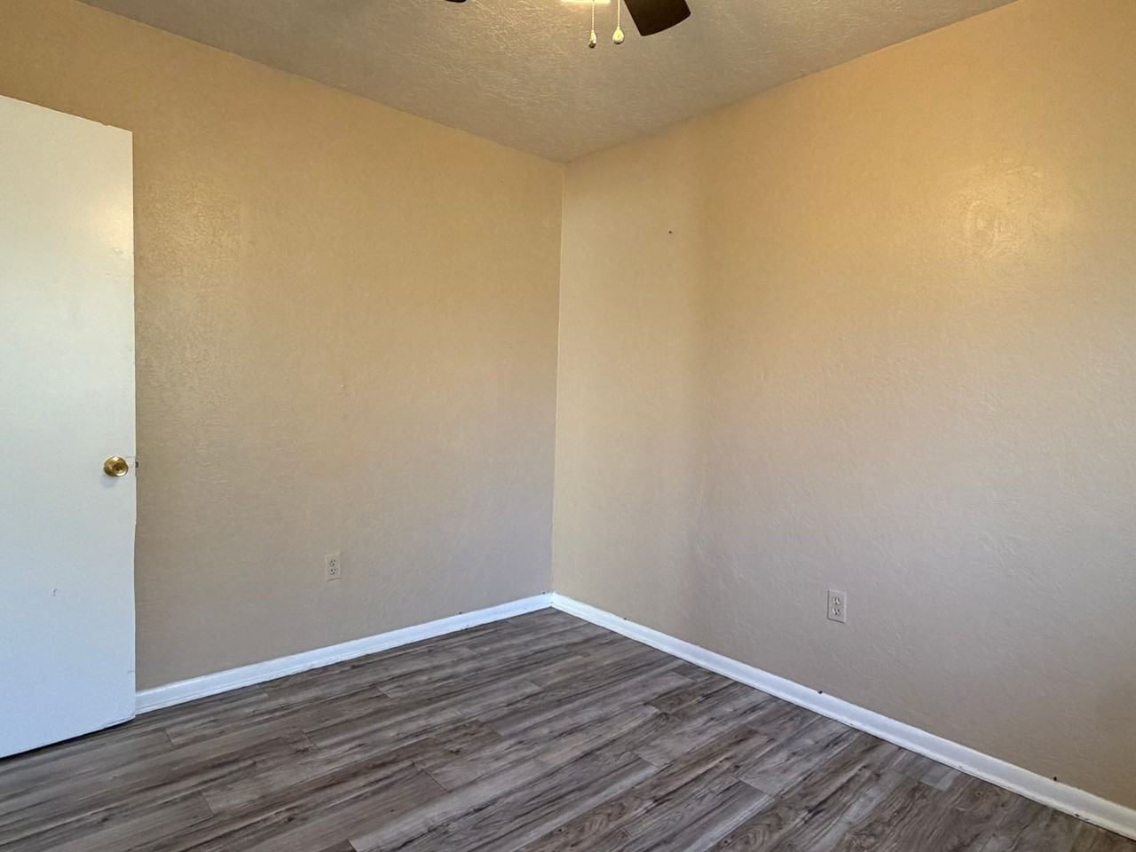 2703 Nw 46th St - Photo 3 of 7
