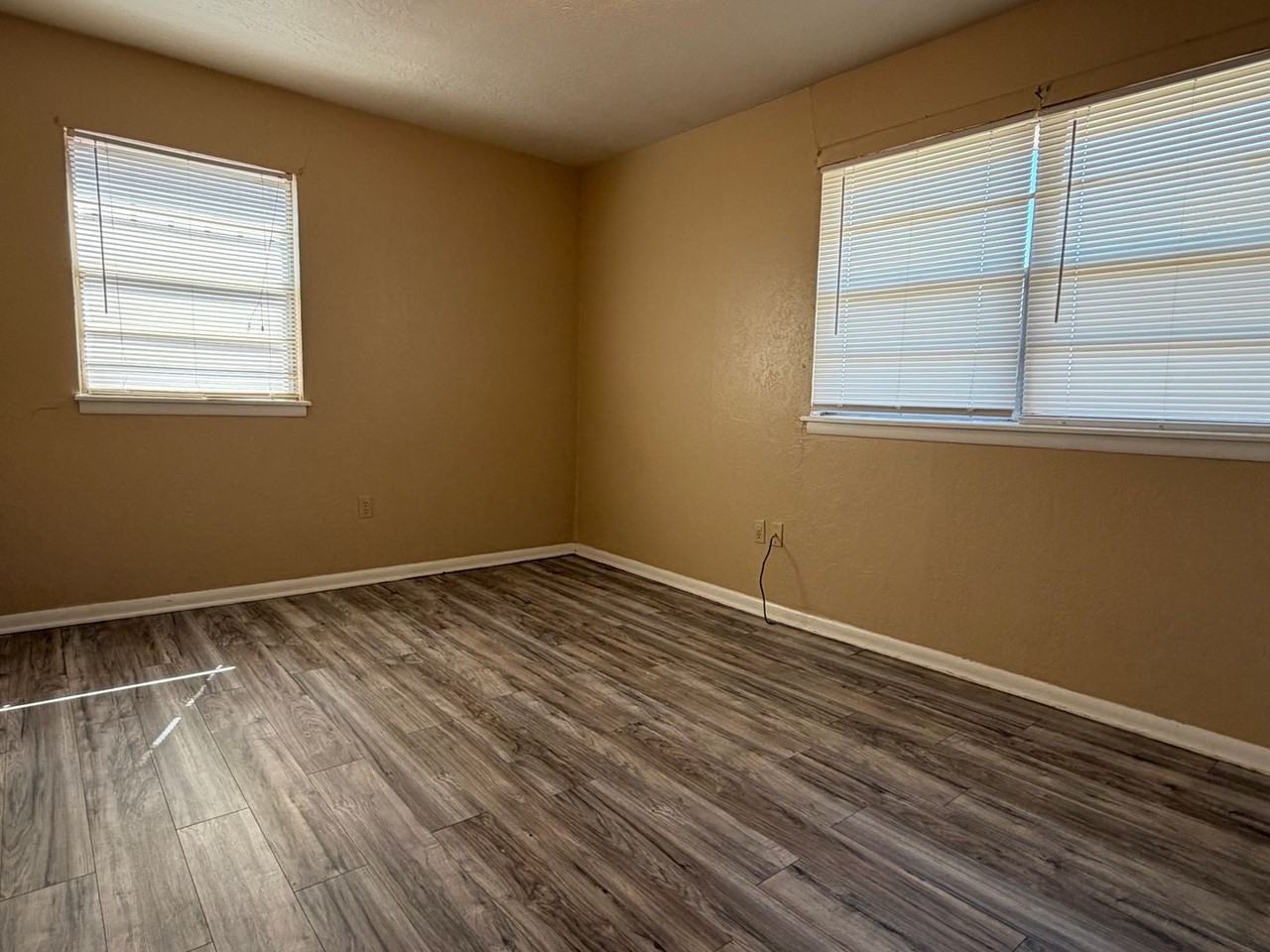 2703 Nw 46th St - Photo 5 of 7