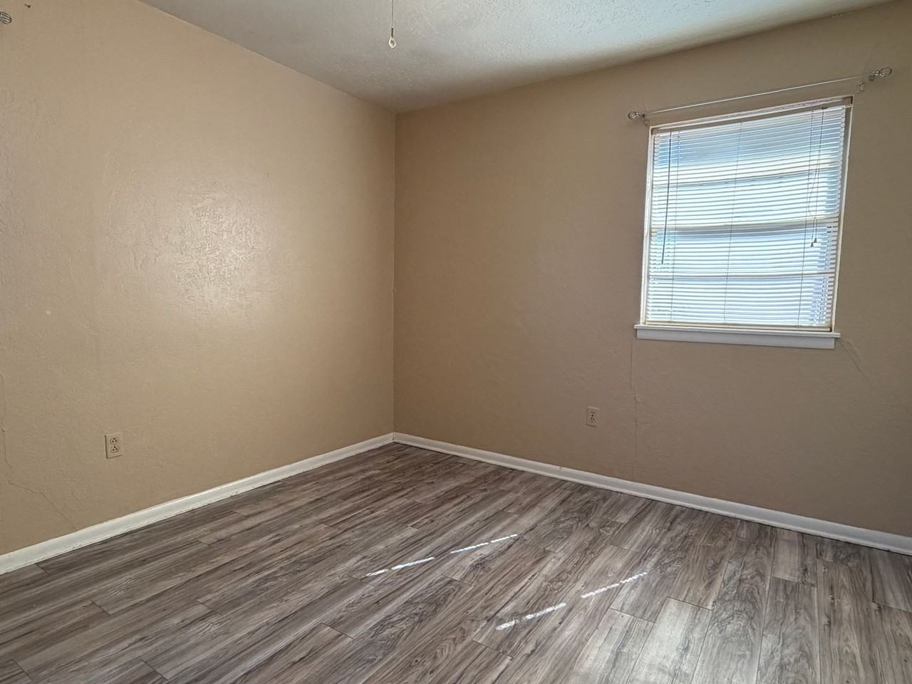 2703 Nw 46th St - Photo 6 of 7