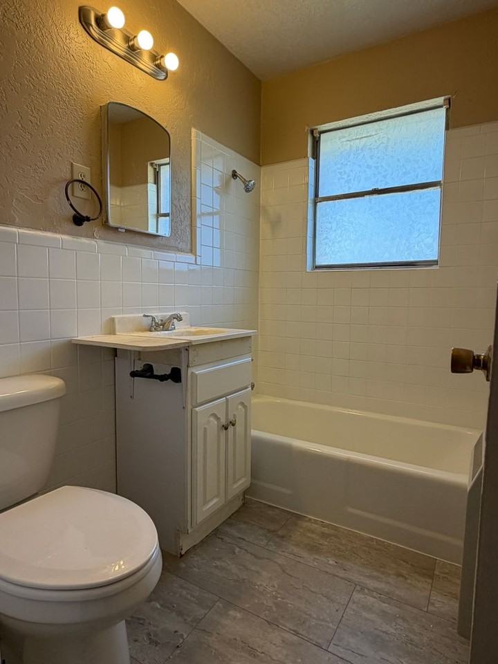 2703 Nw 46th St - Photo 7 of 7