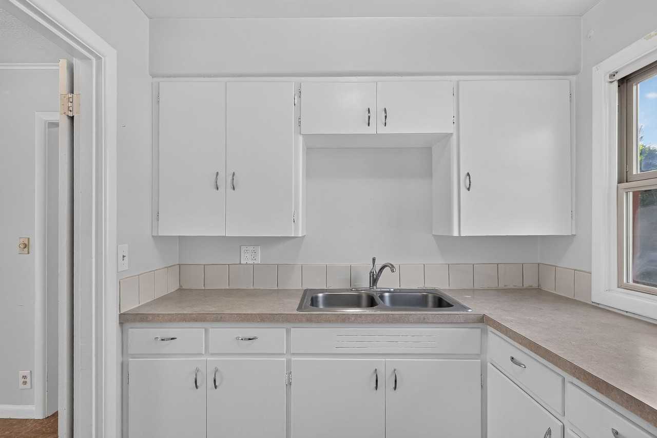 653 Ne 4th St - Photo 3 of 19