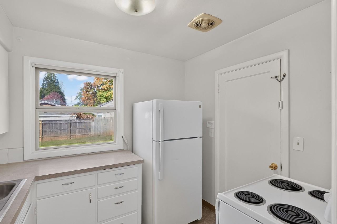 653 Ne 4th St - Photo 4 of 19