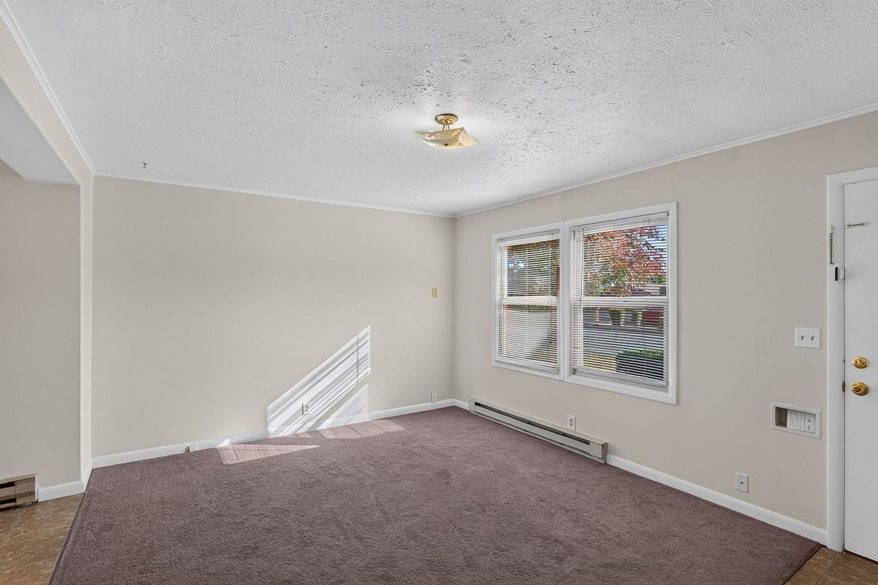 653 Ne 4th St - Photo 6 of 19