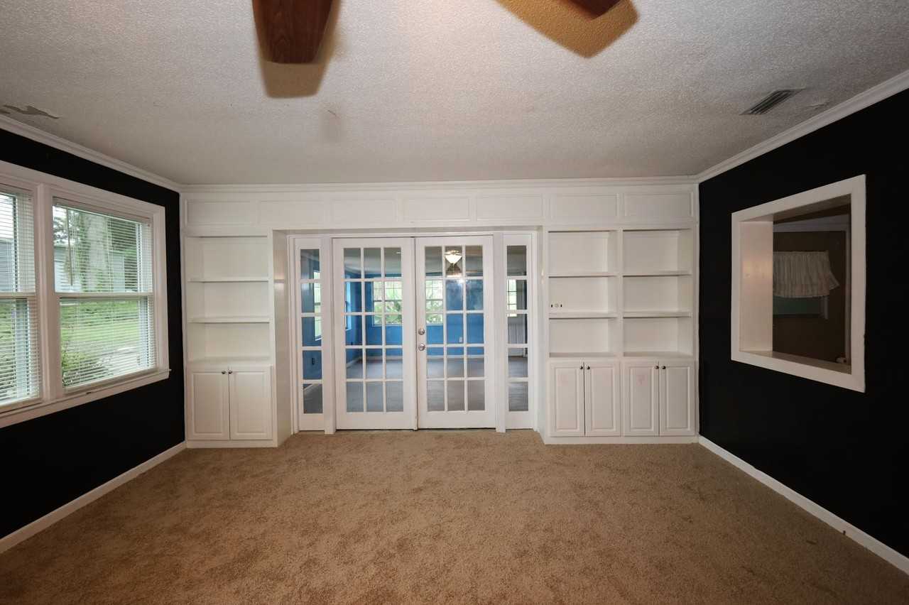 4748 Michelle St - Photo 4 of 27