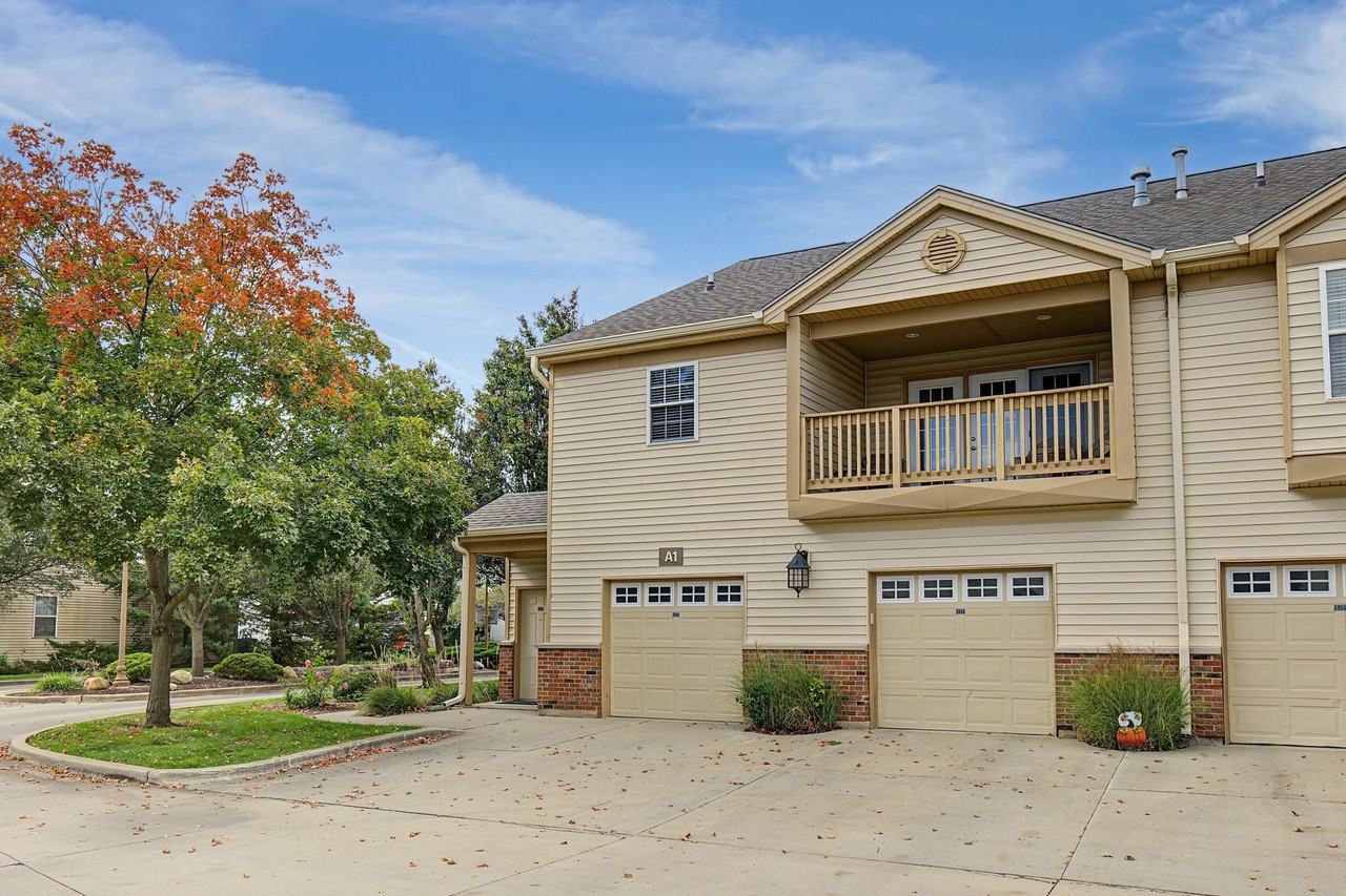 3856 Thornhill Dr - Photo 3 of 36