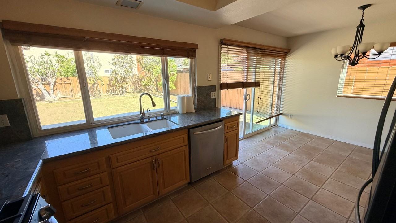 7993 Hemingway Ave - Photo 4 of 28