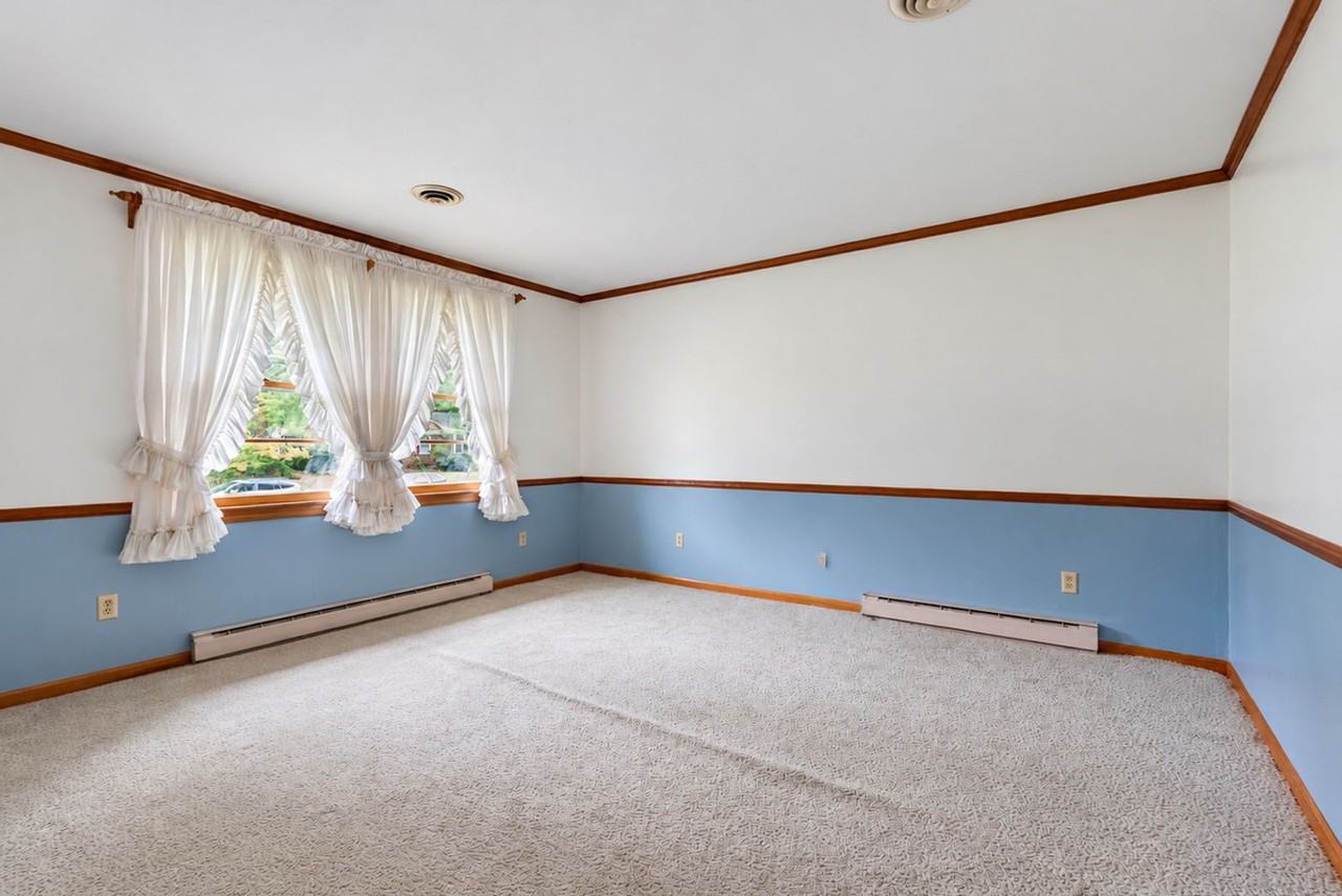 136 Princess Margaret Dr - Photo 4 of 25