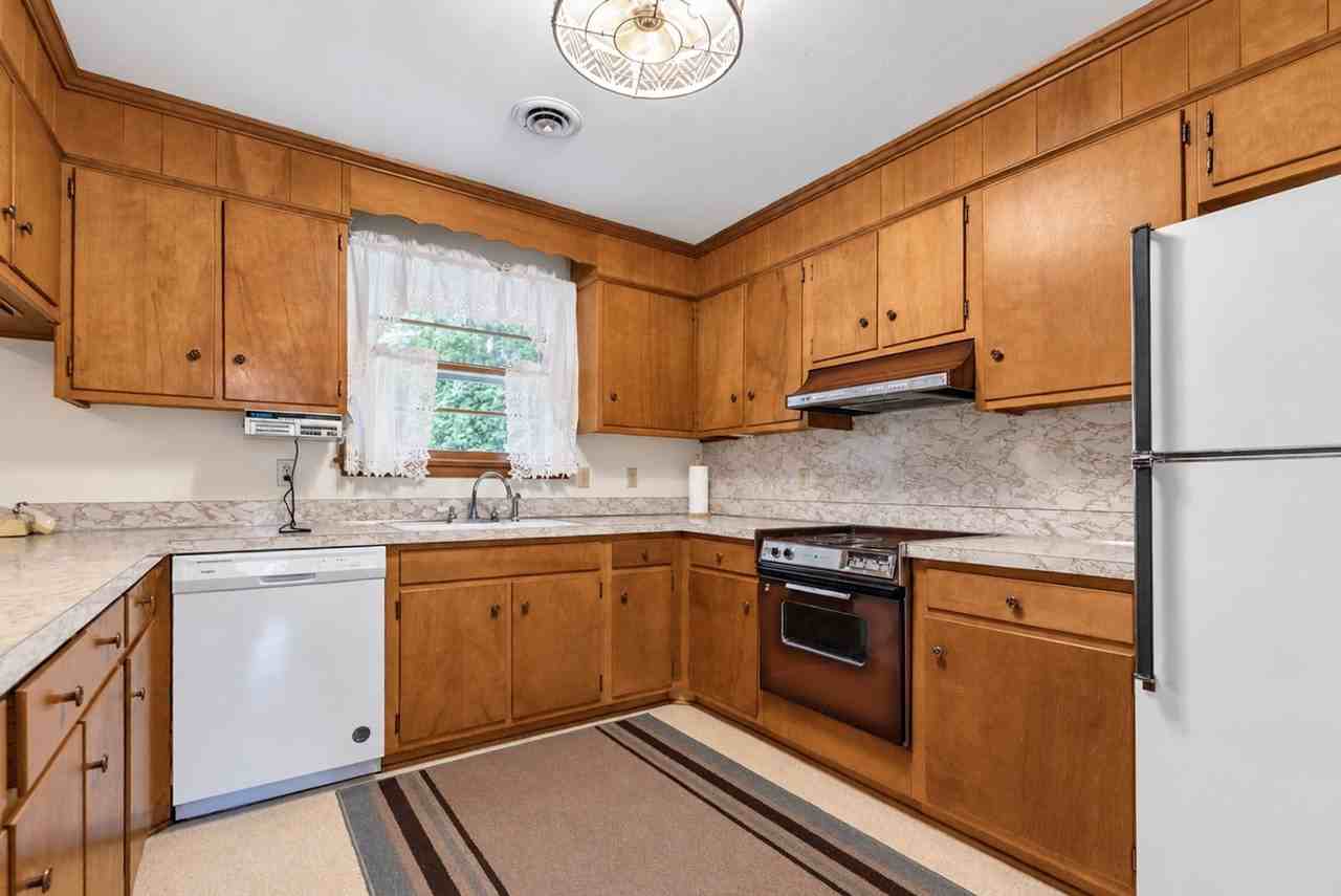136 Princess Margaret Dr - Photo 7 of 25