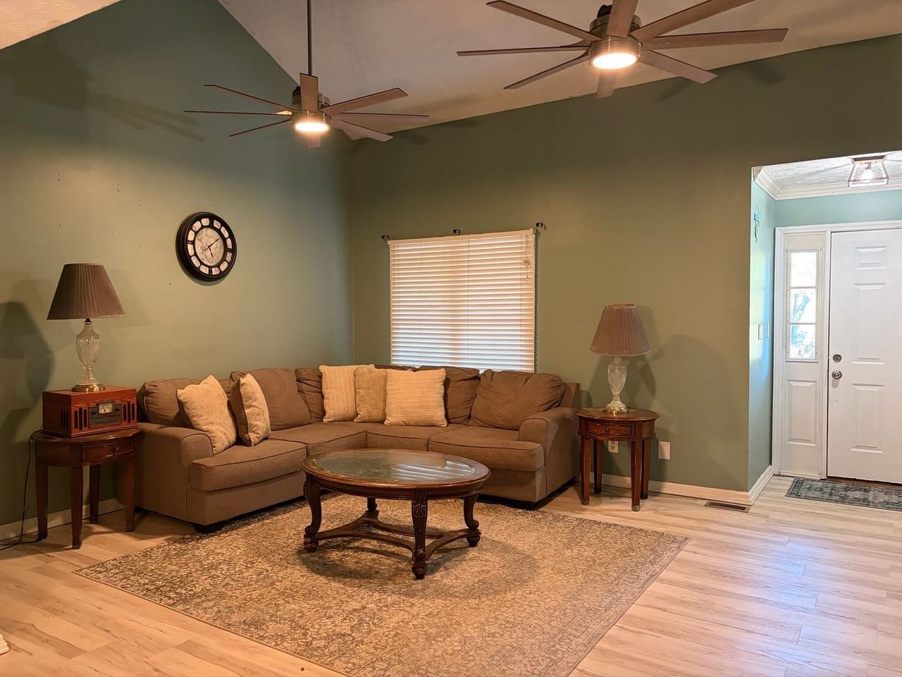 405 Chelsea Cir - Photo 4 of 50