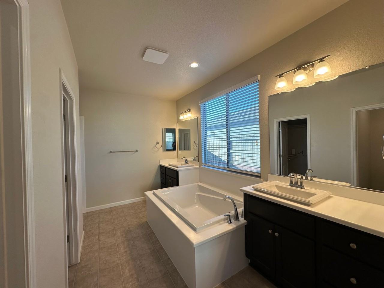 4352 Vanguard Dr - Photo 4 of 25