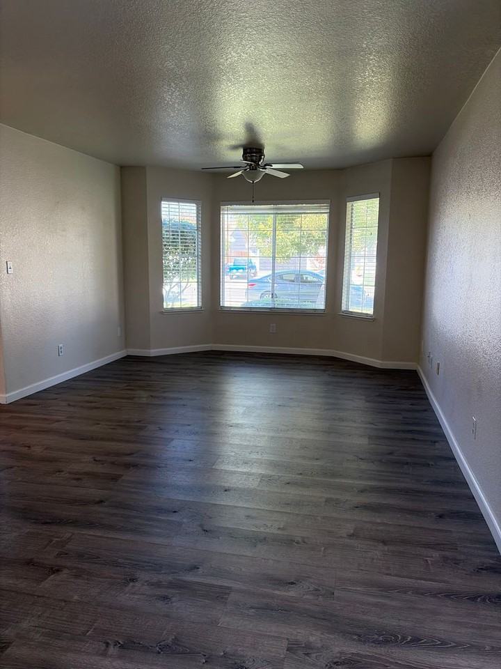 922 W Springer Dr - Photo 2 of 22