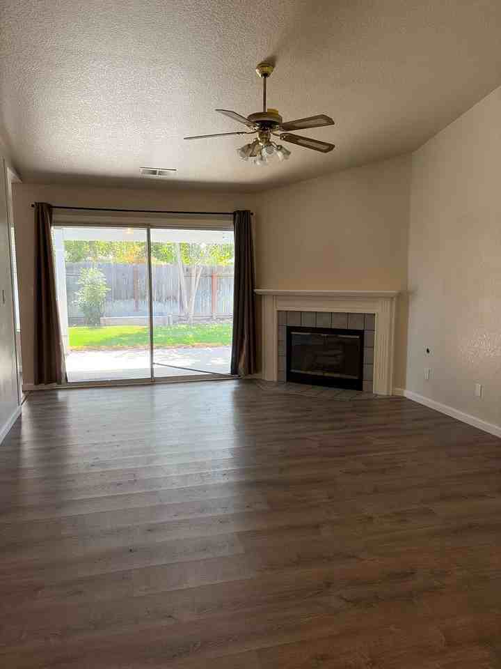 922 W Springer Dr - Photo 4 of 22