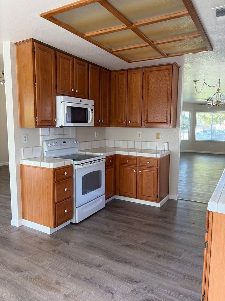 922 W Springer Dr - Photo 5 of 22
