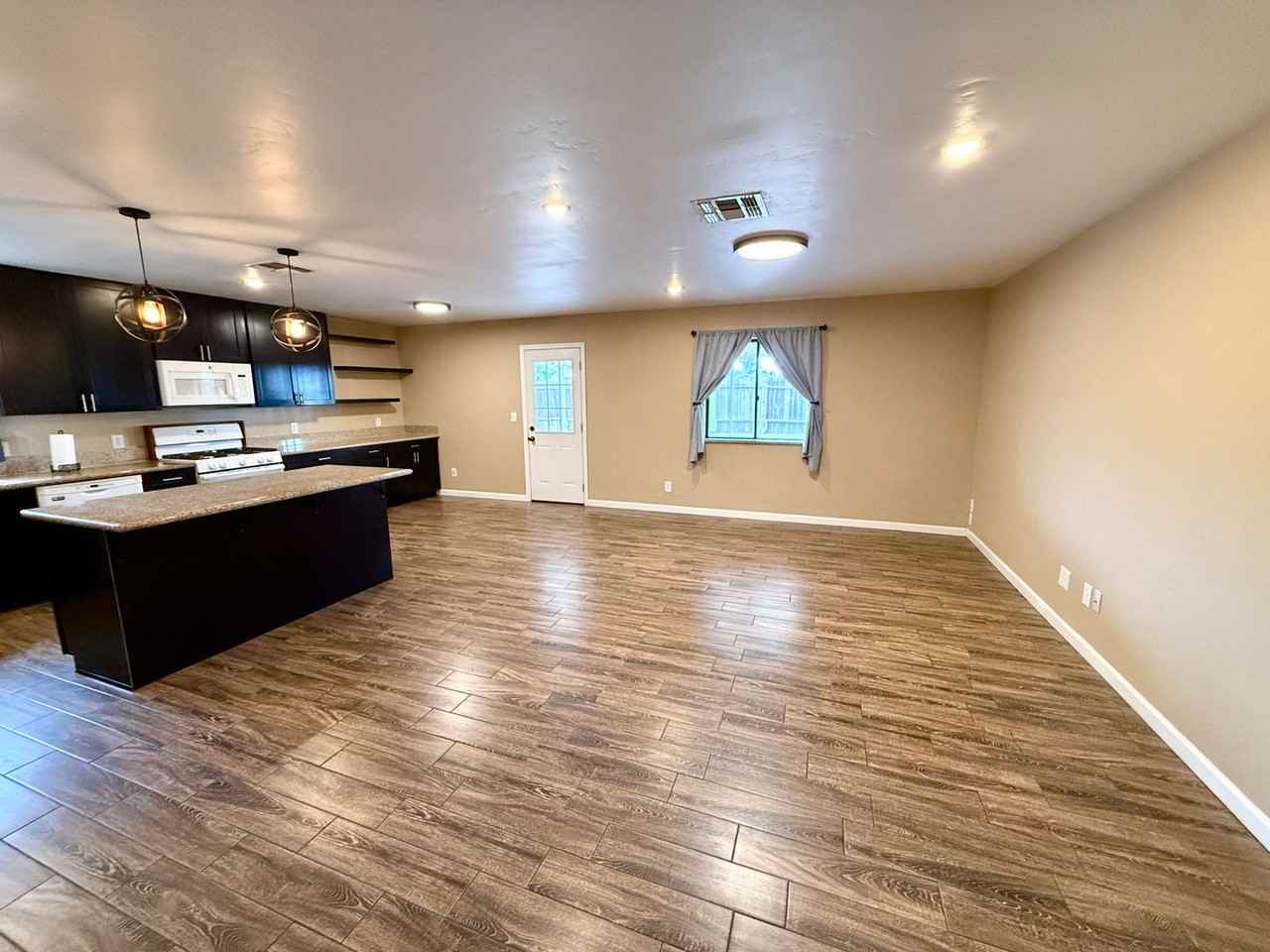 2820 Ross Ave - Photo 4 of 29