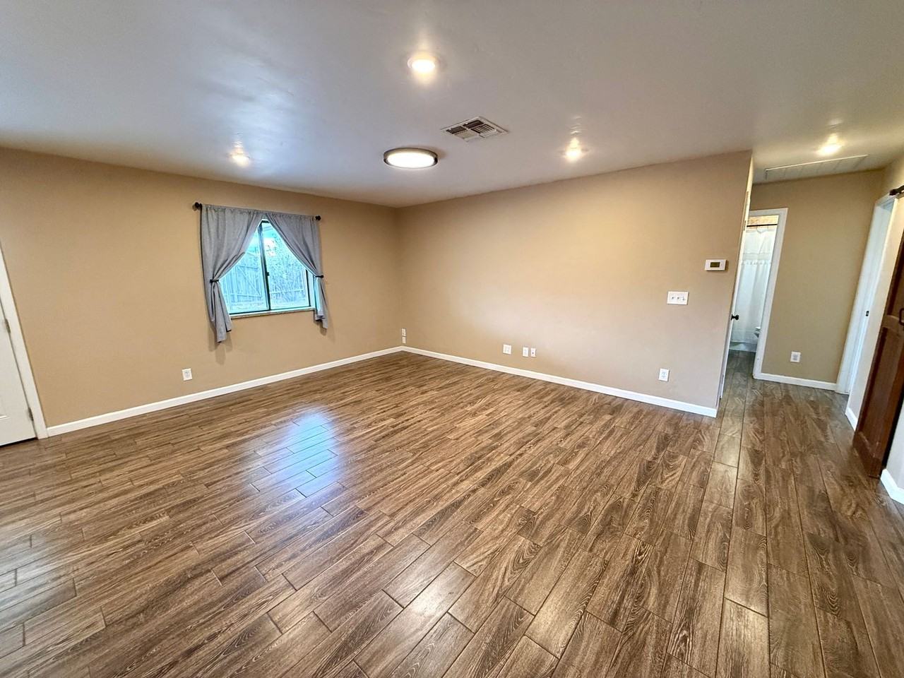 2820 Ross Ave - Photo 5 of 29