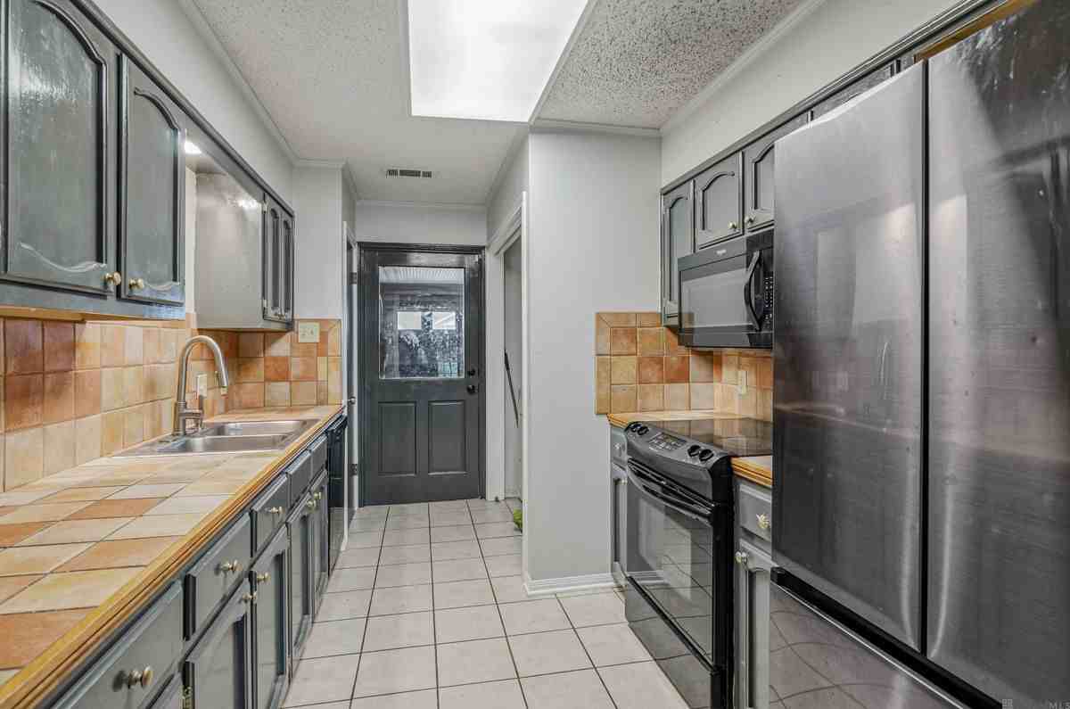 1881 Stonegate Ct - Photo 4 of 16