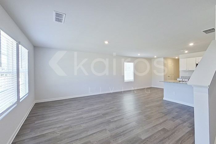 450 Hawthorn Trl - Photo 2 of 21