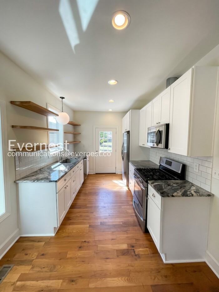 840 Seymour Ave - Photo 4 of 27
