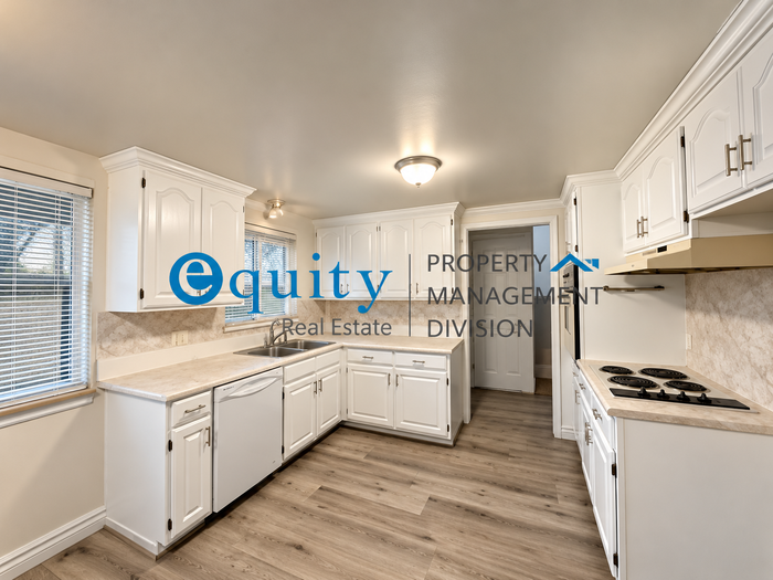 4305 S Phillips Ln - Photo 4 of 11